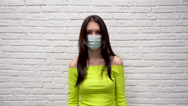 Bonito Branco Jovem Morena Com Jaqueta Verde Máscara Médica Protetora — Vídeo de Stock