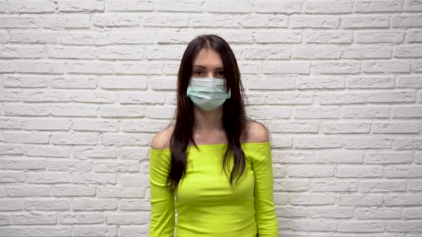 Ung Attraktiv Vit Brunett Flicka Grön Pullover Skyddande Medicinsk Mask — Stockvideo