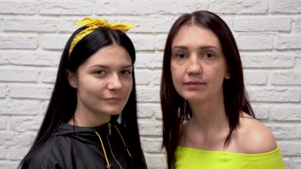 Fetele Drăguțe Caucaziene Atractive Jachete Negre Verzi Închid Împreună Punând — Videoclip de stoc