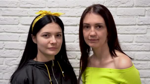 Due Belle Donne Carine Giacche Nere Verdi Chiudono Insieme Indossano — Video Stock