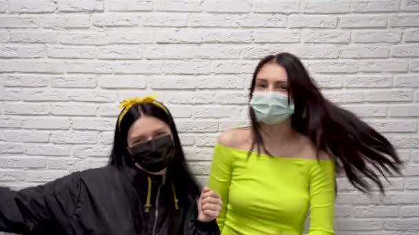 Zwei Hübsche Mädchen Mit Langen Haaren Medizinischen Schutzmasken Tanzen Mit — Stockvideo