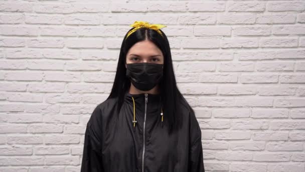 Félek Gyönyörű Fiatal Lány Hosszú Fekete Haj Kabátban Védő Orvosi — Stock videók