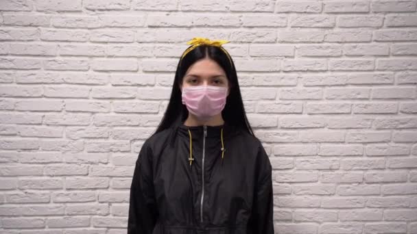 Mignonne Jeune Femme Caucasienne Veste Noire Aux Cheveux Longs Masque — Video