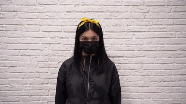 Menina Branca Atraente Nova Com Cabelos Longos Jaqueta Preta Máscara — Vídeo de Stock