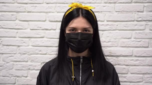 Junge Hübsche Mädchen Schwarzer Jacke Mit Langen Haaren Und Gelbem — Stockvideo