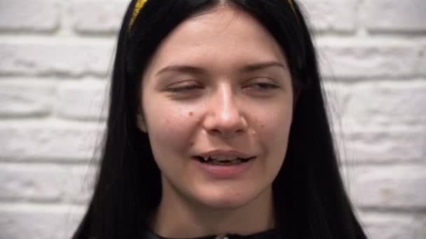Νεαρή Όμορφη Καυκάσια Γυναίκα Μακριά Μαύρα Μαλλιά Κίτρινα Χαμόγελα Στο — Αρχείο Βίντεο