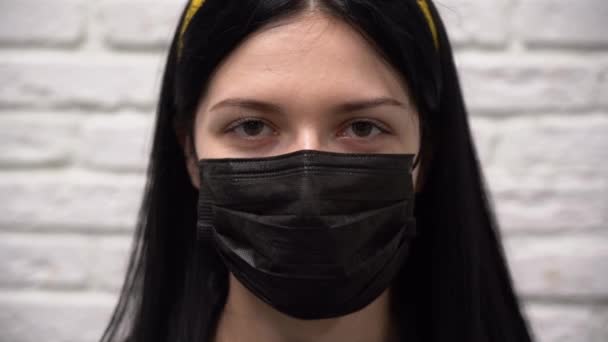 Menina Branca Bonito Jovem Máscara Médica Preta Protetora Com Cabeça — Vídeo de Stock