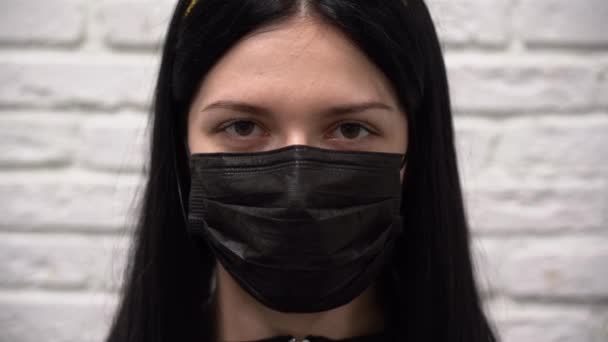 Fiatal Csinos Fehér Lány Hosszú Fekete Hajjal Sárga Fejpántban Védőmaszkot — Stock videók