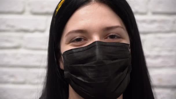 Mulher Feliz Usar Máscara Preta Médica Protetora Vírus Seu Rosto — Vídeo de Stock