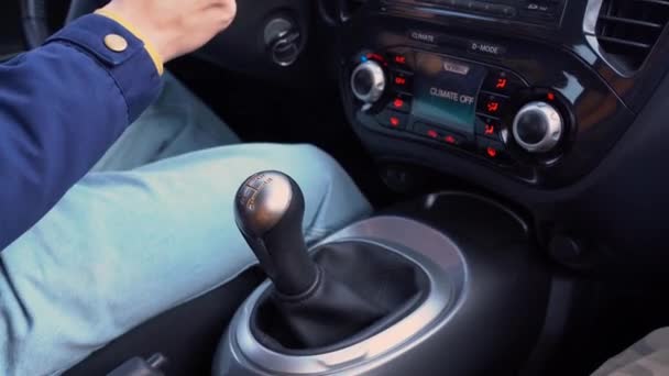 Conduite Masculine Changement Vitesse Une Main Conducteur Veste Bleue Déplace — Video