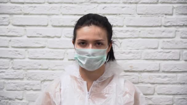 Hermosa Mujer Europea Con Pelo Negro Traje Protección Blanco Guantes — Vídeos de Stock