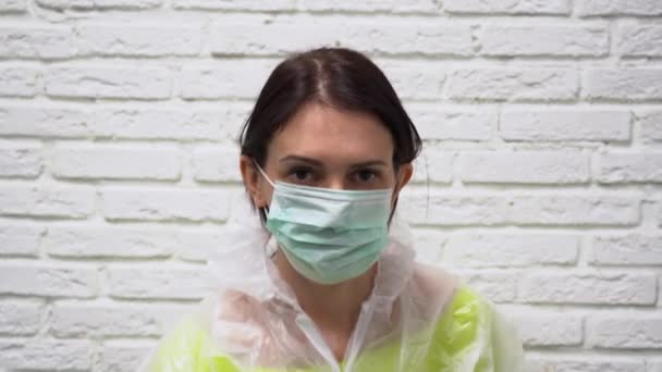 Mujer Morena Caucásica Traje Protector Verde Guantes Transparentes Sobre Fondo — Vídeos de Stock