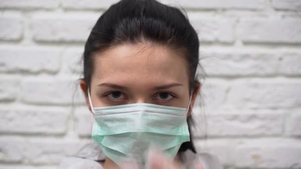 Joven Mujer Caucásica Con Pelo Negro Traje Protector Blanco Guantes — Vídeo de stock