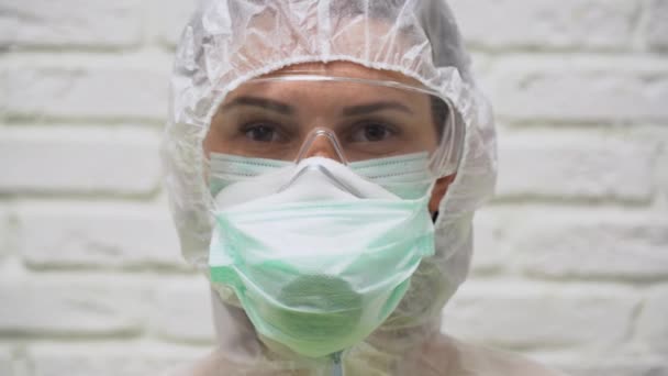 Söt Kvinna Vit Skyddsdräkt Respirator Glasögon Och Medicinsk Mask Från — Stockvideo
