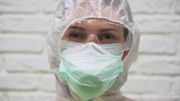 Biały Mężczyzna Nosi Kombinezon Ochronny Respirator Okulary Maskę Medyczną Wirusa — Wideo stockowe
