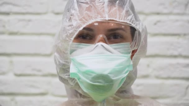 Fiatal Lány Védőruhában Lélegeztetőgépben Szemüvegben Orvosi Maszkban Arcán Rázza Fejét — Stock videók