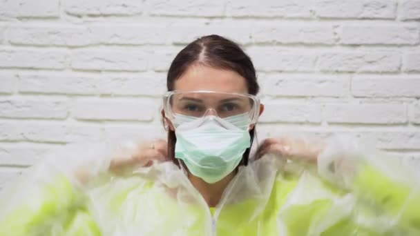 Mooie Blanke Vrouw Beschermend Pak Doet Haar Kap Bril Maskers — Stockvideo