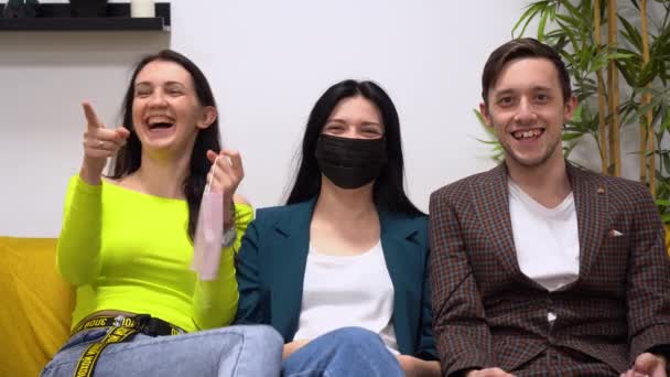 Muži Dívky Sedí Pohovce Nosí Ochranné Masky Lidé Sundávají Masky — Stock video