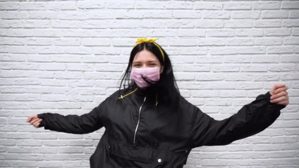Uzun Siyah Saçlı Spor Ceketli Pembe Koruyucu Maskeli Sarı Bantlı — Stok video