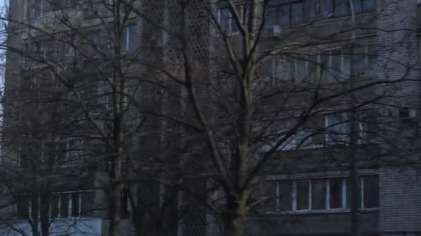 晴れた日の晴れた日には 旧ソ連の複数階建ての灰色のリビングビルの景色 秋には木陰になります ロシアの都市の恐ろしい醜いインフラストラクチャ スローモーション — ストック動画