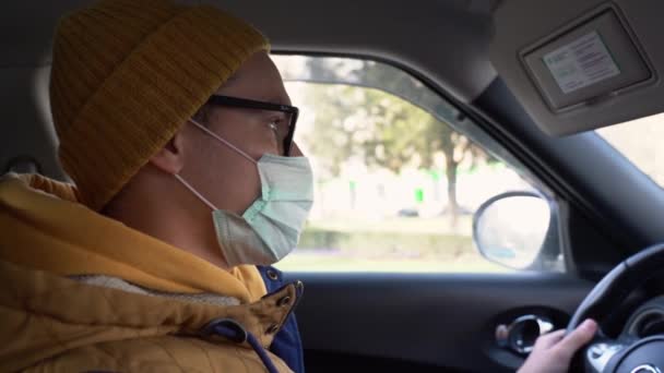 Snygg Vit Man Vinter Gul Hatt Medicinsk Skyddande Mask Från — Stockvideo