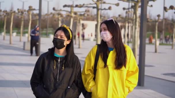 Två Stiliga Europeiska Vänner Njuter Promenad Friska Luften Karantänperioden Från — Stockvideo