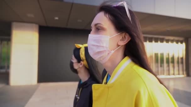 Par Mujeres Jóvenes Bonitas Usan Máscaras Desechables Protectoras Médicas Color — Vídeo de stock