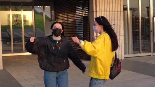Twee Gelukkige Meisjes Zwarte Gele Jassen Dansen Vrolijk Medische Beschermende — Stockvideo