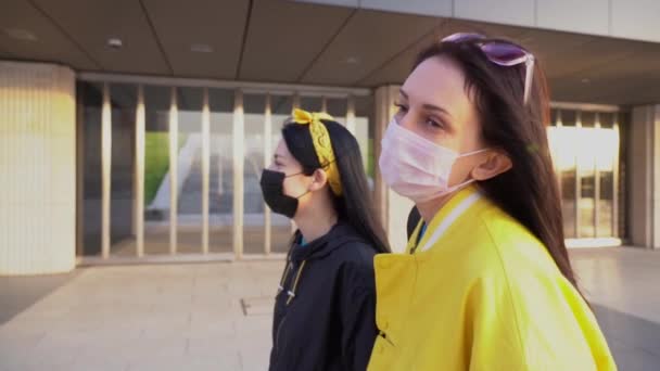 Dos Bellos Estudiantes Rusos Caucásicos Máscaras Desechables Protectoras Médicas Multicolores — Vídeo de stock