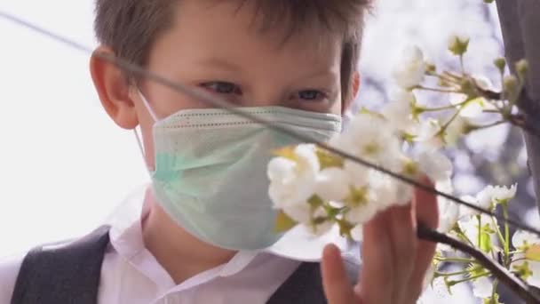 Carino Uomo Biondo Maschera Medica Protettiva Turchese Tuta Scolastica Venire — Video Stock