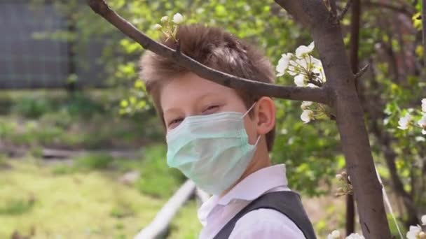 잘생긴 학생의 초상화 아이들은 청록색 피부를 보호하는 일회용 마스크를 얼굴에 — 비디오