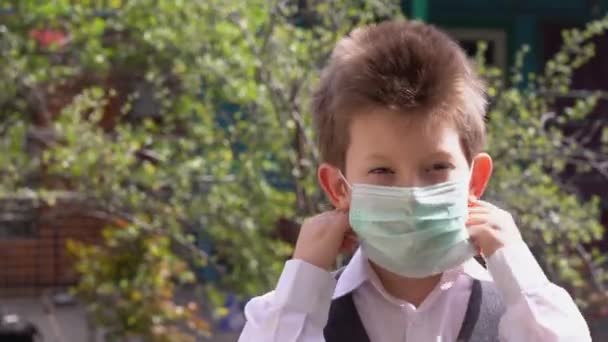 Bambino Caucasico Attraente Giovane Causa Scolastica Toglie Maschera Medica Protettiva — Video Stock