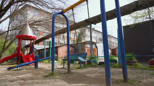 Solitarios Columpios Azules Oscilan Parque Infantil Vacío Centro Ciudad Día — Vídeos de Stock