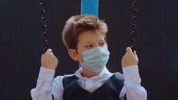 Pojke Vit Skjorta Mask Sorgligt Och Långsamt Svängande Gunga Hålla — Stockvideo