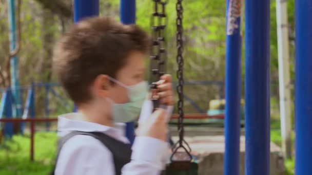 Man Overtreedt Wet Quarantaine Rijdt Alleen Een Schommel Een Schoolpak — Stockvideo