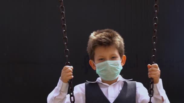 Okul Kıyafetli Genç Bekar Bir Çocuk Salıncakta Sallanıyor Metal Paslı — Stok video