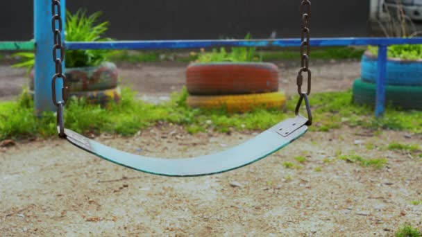 Solitario Columpio Parque Infantil Vacío Centro Ciudad Día Soleado Durante — Vídeo de stock