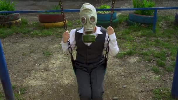 Ein Kleiner Junge Schulanzug Militärischer Schutzmaske Mit Grüner Gasmaske Auf — Stockvideo