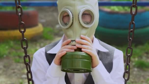 Fickó Egy Hintán Két Rozsdás Lánc Között Beállítja Szovjet Gázmaszkot — Stock videók