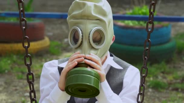 ハンサムなブロンドの弟子は 頭から保護ガスマスクを外し 緑の庭で喜びと笑顔で素晴らしいきれいな新鮮な朝の空気を呼吸して閉じます 検疫期間及び隔離期間の終了 — ストック動画