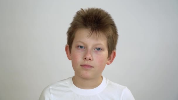Hübscher Kaukasischer Kleiner Junge Mit Kurzen Dicken Haaren Weißem Shirt — Stockvideo