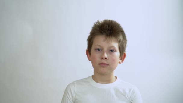 Hombre Joven Con Pelo Corto Rubio Ojos Azules Manga Larga — Vídeos de Stock