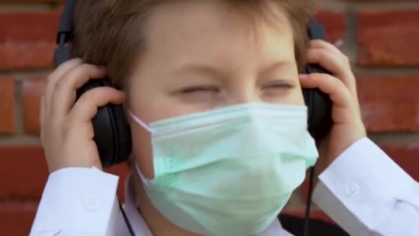 Bellissimo Bambino Felice Indossare Maschera Protettiva Turchese Ascolta Musica Con — Video Stock