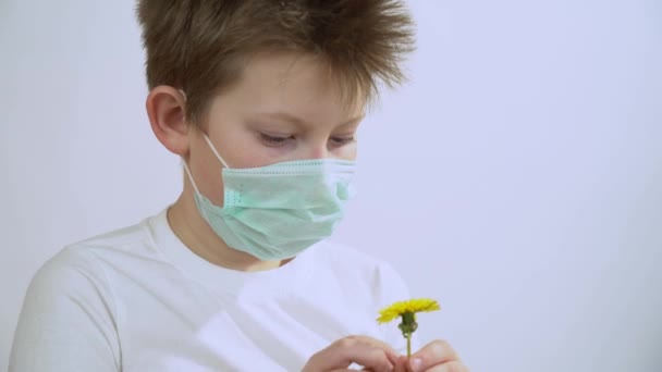 Niño Caucásico Guapo Camiseta Corrige Máscara Médica Protectora Cara Sostiene — Vídeos de Stock