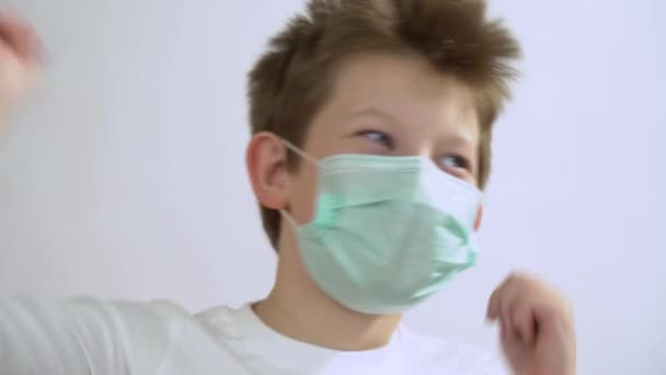 Portret Szczęśliwego Białego Dzieciaka Pulowerze Który Nosi Medyczną Zieloną Maskę — Wideo stockowe