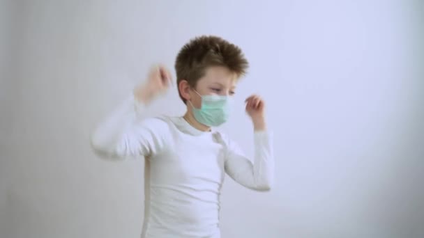 Ung Blond Man Skyddande Medicinsk Mask Vit Långärmad Glad Dans — Stockvideo