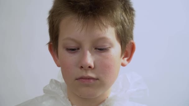 Lindo Niño Con Traje Protector Que Usa Mascarilla Médica Durante — Vídeos de Stock