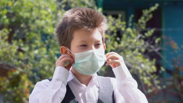 Niño Pequeño Con Camisa Blanca Chaleco Gris Quita Máscara Médica — Vídeos de Stock