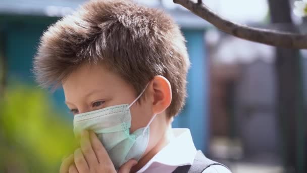 Liten Ledsen Unge Skyddande Medicinsk Mask Håller Munnen Med Händerna — Stockvideo