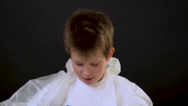 Νεαρό Καυκάσιο Ελκυστικό Παιδί Κοντά Πυκνά Ξανθά Μαλλιά Λευκό Προστατευτικό — Αρχείο Βίντεο